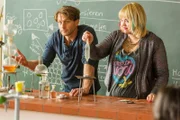 Beim Kondomversuch mit Alina (Anna Florkowski) bemerkt Stefan (Hendrik Duryn) die Perforation...