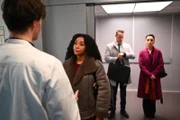 Imani (Féréba Koné, 2.v.l.) verweist Johannes Hagedorn, Rückansicht) souverän in seine Schranken. Rechts Kilian (Marc Dumitru) und Simone (Tatjana Clasing)