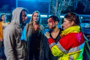 Stefan (Hendrik Duryn, l.) kann vor Karin (Jessica Ginkel, 2.v.l.) nicht verbergen, dass er was mit Jenny (Sonja Baum) hatte, die gerade den verletzten Cem (Daniel Rodic) verarztet.