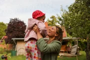 Viel Liebe, viele Freiheiten, auf die Bedürfnisse der Kinder achten – sieht so die perfekte Beziehung aus? Im Bild: Jasmina Neudecker mit einem Kind