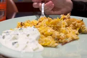 In Maskat, Oman, macht sich Mariam an ein Rezept, das aus Indien stammt und heute aus Oman nicht mehr wegzudenken ist: Biryani mit Huhn.