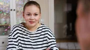 Ronja (Theresa Traser) ist erleichtert, dass Nadine ihren Wunsch nach Eigenstaendigkeit akzeptiert.