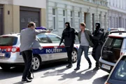 "Soko Donau", "Richter und Henker." Zwei Brüder, die mit einem weiteren Mann vor sechs Jahren eine Bank überfallen und auf der Flucht eine junge Polizistin erschossen haben, werden erhängt an zwei verschiedenen Tatorten gefunden. Bei beiden findet man eine kleine Justitiafigur. Spielt hier jemand Richter und Henker? Die Jagd nach dem Mörder und nach dem letzten noch lebenden Bankräuber beginnt - er könnte das nächste Opfer sein. Im Bild (v.li.): Thomas Stipsits, Gerhard Greiner.