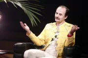 Austrofreds Barcelona - Der Nino aus Wien und Ildikó Raimondi - Die neue Late-Night-Show aus dem ORF RadioKulturhaus! Er ist ein Gastgeber der besonderen Art und dementsprechend viele Überraschung bietet auch seine neue Show: Austrofred begrüßt zwei illustre Gäste aus verschiedenen musikalischen Welten, die auf den ersten Blick nicht wirklich viel gemeinsam haben. Aber jeder Abend ist zum Start noch jung! Daher darf man besonders gespannt sein, wie der einzigartige Liedermacher und Musiker Nino Mandl alias Der Nino aus Wien und die gefeierte Opernsängerin Ildikó Raimondi zueinander finden. - Im Bild: Austrofred.