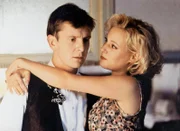 Ehrlichers Sohn Tommi (Thomas Rudnik) - hier mit Freundin Anett (Eva Hasmann) - wird spaeter in einen Mordfall verwickelt ...