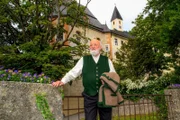 Sepp Forcher vor Schloss Weiherburg.