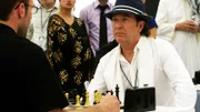 Um sein 'Leverage'-Team zu schützen und einen verhassten Ex-Kollegen abzulenken, nimmt Nathan Ford (Timothy Hutton) an einem Schachturnier in Kasachstan teil.
