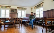 Lisa Gadenstätter im ehemaligen „Gasthaus Zwink“ in Aspach.