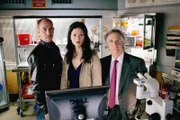 v.l.: Miguel Ferrer als Dr. Garret Macy, Jill Hennessy als Dr. Jordan Cavanaugh, Henry Winkler als Dr. Jack Slokum