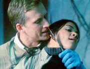 Santana (Camille Guaty) gerät in die Fänge des Serienkillers Leviathan (Darstellername nicht zu ermitteln).