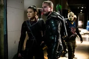Emiko Queen (Sea Shimooka) und Oliver Queen (Stephen Amell)