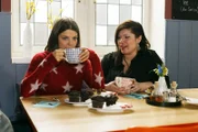 Pauline (Maike Johanna Reuter, l.) gibt sich vor Vanessa (Julia Augustin) entschlossen, sich Damian gegenüber nicht anmerken zu lassen, dass sie leidet.