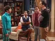 Als Sheldon (Jim Parsons, r.) dazu gezwungen wird, eine Klasse zu unterrichten, überrascht Howard (Simon Helberg, l.) seine Freunde Leonard (Johnny Galecki, 2.v.r) und Raj (Kunal Nayyar, 2.v.l.) damit, dass er als einziger den Kurs belegt. Probleme sind vorprogrammiert ...