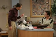 Alan (Jon Cryer, l.) gibt Charlie (Charlie Sheen, r.) die letzten Anweisungen, bevor er ihn alleine in seiner Praxis lässt ...