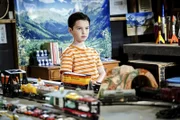 Als Sheldon (Iain Armitage) davon erfährt, dass er nach Dallas ziehen soll, um dort eine Schule für Hochbegabte zu besuchen, ist er zunächst begeistert. Doch die Euphorie gerät schon bald an ihre Grenzen ...