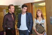 Lisa (Alexandra Neldel, r.) spürt, dass sie von Hugo (Hubertus Regout, l.) und David (Mathis Künzler, M.) gemieden wird.