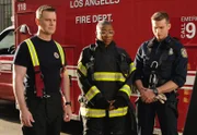 Eine Hochzeit endet in einer Tragödie, woraufhin Bobby (Peter Krause, l.), Hen (Aisha Hinds, M.), Buck (Oliver Stark, r.) und das Team versuchen, so viele Leben wie möglich zu retten ...