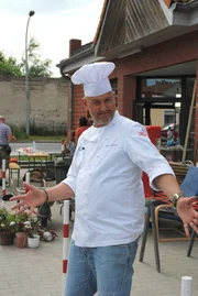 Im Dörfchen Blankenfelde bei Berlin betreibt die 46jährige Manuela Anklam seit einem Jahr das Bistro M. und steht schon vor dem Aus: kaum Gäste, kein gastronomisches Konzept, hohe Schulden und ein miserabler Ruf als Säufertreff. Frank Rosin greift ein!