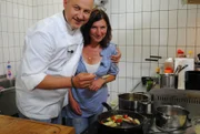 Im Dörfchen Blankenfelde bei Berlin betreibt die 46-jährige Manuela (r.) seit einem Jahr das Bistro M. und steht schon vor dem Aus. Sie hofft auf die Hilfe des Sternekochs Frank Rosin (l.) ...
