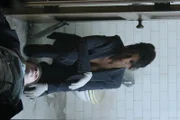 Mike Griffith wird vor der Tür seines Dealers erschossen, als er gerade dabei ist, seinem Chef, dem Abgeordneten Putnam, opiathaltige Schmerzmittel zu besorgen. Dr. Alexx Woods (Khandi Alexander) untersucht den Tatort ...