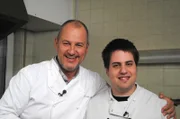 Der 23-jährige Vincent (r.) hofft sehr auf die Hilfe von Frank Rosin (l.) ...