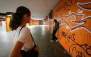 Nachts allein auf dem Heimweg. Besonders Frauen macht der Gedanke Angst.