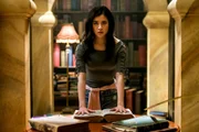 Kyra (Kimie Tsukakoshi) findet das Buch in der Bibliothek, in dem das Schwert von Sir Zoltan mit Hilfe eines Zaubers versteckt wurde.