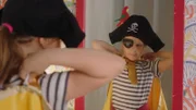 Klara (Paulina Pizarro Swartling) verkleidet sich als Piratin.
