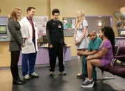"Scrubs - Die Anfänger", "Meine Sitcom." James Charles, Autor von J.D.s Lieblingssitcom, wird ins Sacred Heart eingeliefert. Diagnose: Lungenkrebs im Endstadion. J.D. ist betroffen und flüchtet sich in Tagträume, in denen der Krankenhausalltag einer albernen Sitcom gleicht, in der sich jeder Handlungsstrang in Wohlgefallen auflöst. Wieder zurück in der Realität muss J.D. feststellen, dass das Leben nicht immer ein Happy End parat hält. Im Bild (v.li.): Christa Miller (Jordan Sullivan), John C. McGinley (Dr. Perry Cox), Zach Braff (J.D. Dorian), Sarah Chalke (Elliot Reid), Donald Faison (Chris Turk), Judy Reyes (Carla Espinosa).