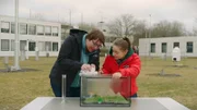 Die Meteorologin Gudrun zeigt Marina, wie Regen entsteht.