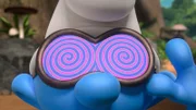 Schlaubi probiert Papa Schlumpfs Hypnosebrille aus.