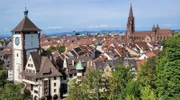 Blick vom Schlossberg auf Freiburg mit Schwabentor und Münster.