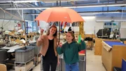Marina (rechts) präsentiert stolz ihren selbstgebauten und geschmückten Checkerin-Regenschirm.