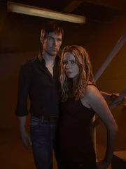 (2. Staffel) - The Gifted - Reed (Stephen Moyer, l.); Kate (Amy Acker, r.)