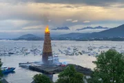 Der etwa 40 Meter hohe hölzerne Feuerturm wird jedes Jahr von Jugendlichen aus Alesund aufgebaut und in der Johannisnacht in Brand gesetzt.