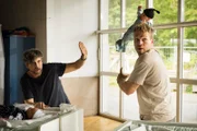 Guideon (Tom Beck, l.) und Julian (Ben Münchow, r.)  verzweifeln sichtlich bei der Babyübung im Kursraum – das Chaos ist vorprogrammiert.
