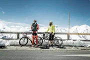 Alpinist Stephan Keck und Ex-Radprofi Gerrit Glomser (in rot) auf der Großglockner-Hochalpenstraße im Zuge der Dreharbeiten fuer ServusTV's "Bergwelten - Grossglockner - Berg der Berge".