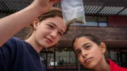 Leo und Jasina finden auf dem Schulhof ein Päckchen mit Cannabis.