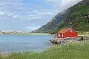 Berge und Meer, die Küste Norwegens ist ein Paradies aus Inseln und Fjorden.