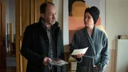 Joe Jessen (Uli Noethen) schaut sich das Haus von Olivia Schwartz (Aglaia Szyszkowitz) an.