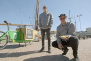 Tuomas Orispää (re.) und Markus Savolainen (li.) bieten frisches finnisches Streetfood direkt vom Fahrrad aus.