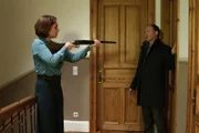 Olivia (Aglaia Szyszkowitz) bedroht Joe (Ulrich Noethen) mit einem Gewehr, als er in ihrem Haus nach ihrem Sohn sucht.