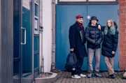 Letzte Chance für Schulabbrecher: Merlin (20) (M.), Angelo (18) (l.) und Liska (19) (r.) haben ihre früheren Schulen alle ohne Abschluss verlassen. An der Hamburger Gangway-Schule bekommen sie die Chance neu anzufangen und ihren Abschluss nachzuholen. Werden sie es schaffen?