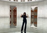 Malerin Oskar Rink in der Installation „To Breathe – Constellation” von Kim Soo-ja in der Pariser Bourse de Commerce.