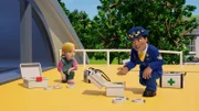 Die Polizeichefin zeigt Sarah, dass immer genug Verbandsmaterial im Hubschrauber sein muss.