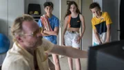 Hakim, Leo und Moritz werfen gemeinsam mit Bademeister Theo einen Blick auf die Überwachungskamera.