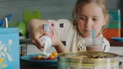 Klara (Paulina Pizarro Swartling) macht sich ihr Liebblingsessen.