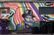 Anhand seines menschenfeindlichen, egozentrischen und grotesken Protagonisten Ignatius zeichnet Toole ein beeindruckendes Bild seiner Heimatstadt New Orleans.