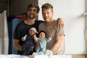 Guideon (Tom Beck, l.) und Julian (Ben Münchow, r.) im Crashkurs für werdende Väter: Mit Babypuppen in den Armen und überfordertem Blick geben sie ihr Bestes – zumindest ansatzweise.