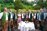 Servus Musikantenstammtsch Moderatoren Conny Bürgler und Richard Deutinger mit den 7/8 el Musikanten posieren für ein Foto